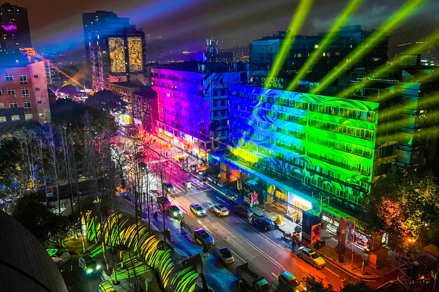 1月6日至10日，重庆首届国际光影艺术节在九龙坡区黄桷坪涂鸦街举行，百余件光影艺术作品点亮艺术街区。邹乐摄