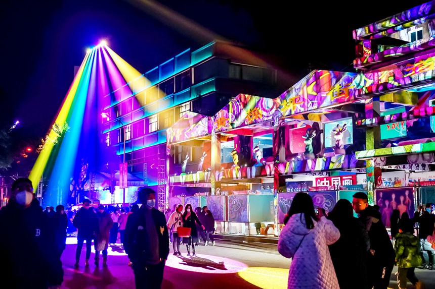 重庆首届国际光影艺术节吸引众多市民前来观看。邹乐摄