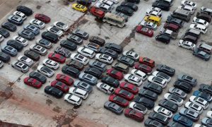 3 图为重庆弘喜汽车科技有限责任公司等待报废的车辆。（受访者供图）_proc.jpg