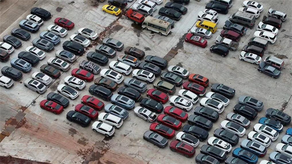 3 图为重庆弘喜汽车科技有限责任公司等待报废的车辆。（受访者供图）_proc.jpg