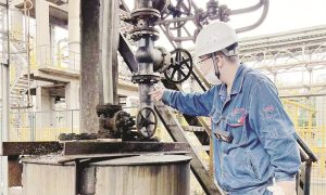 8-2 2 姜万里正在现场检查.jpg