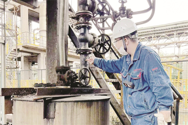 8-2 2 姜万里正在现场检查.jpg