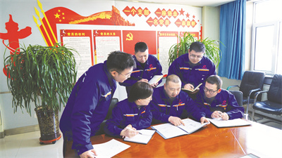 5-2 1 2 党员分享生产线安全改造经验.jpg