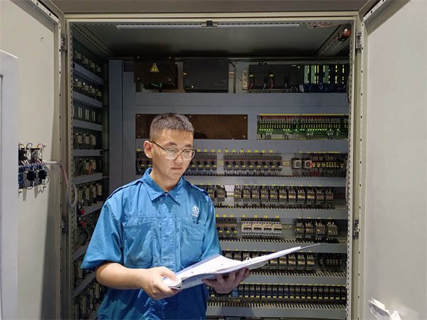 4 1 北重集团防务事业部设备维修中心的维修电工王帅.jpg