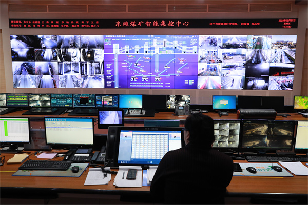 1 东滩煤矿智能集控中心的建成，实现了井下作业的一体化操作_proc.jpg