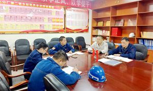 2 西昌钢钒炼铁厂焦化分厂第二党支部深挖降本潜力党员群众齐行动。配图：该党支部支委会正在研讨降本增效工作。何勇，摄。.jpg