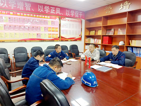 2 西昌钢钒炼铁厂焦化分厂第二党支部深挖降本潜力党员群众齐行动。配图：该党支部支委会正在研讨降本增效工作。何勇，摄。.jpg