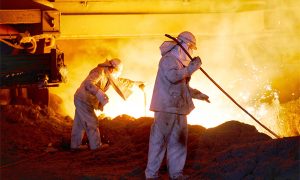 4 西昌钢钒炼铁厂炉前工正在处理铁水沟流速情况。赖世怀 摄.jpg