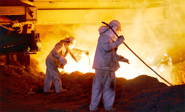 4 西昌钢钒炼铁厂炉前工正在处理铁水沟流速情况。赖世怀 摄.jpg