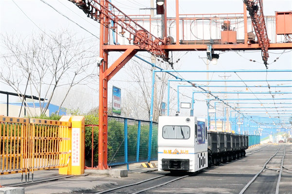 1 皖北煤电集团恒源煤矿地面运输无人驾驶电机车牵引满载矸石的矿车，伴随着阵阵警示语音播报行驶在轨道上。.jpg