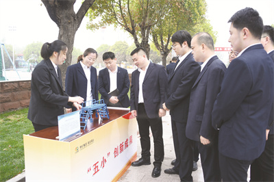 8-2 1 2举办创新成果展.jpg