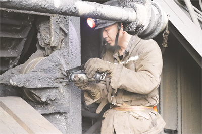 5-3 3鹤煤三矿“三强化”排查安全隐患.jpg