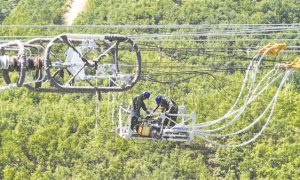 4-1 1 图为作业人员正在紧张施工。.jpg