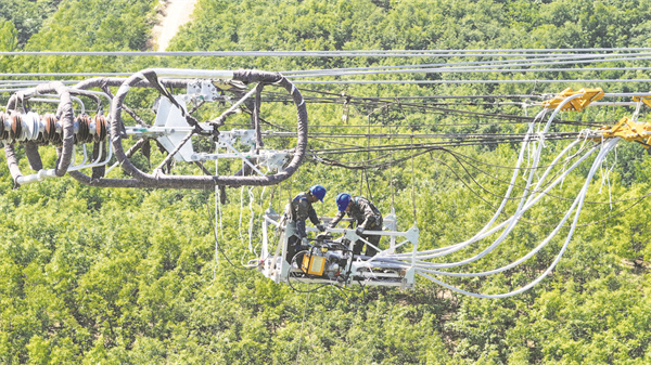 4-1 1 图为作业人员正在紧张施工。.jpg