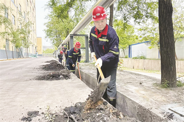 5-3 3博选公司组织人员清捞水.jpg