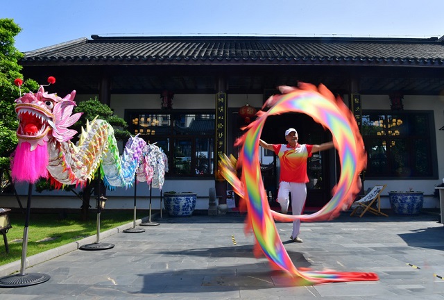 16h 一名非物质文化遗产代表性传承人正在集市现场舞龙。人民网记者 时雨摄.jpg