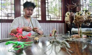 16h 非物质文化遗产代表性传承人正在集市现场展示流湖棕编技艺。人民网记者 时雨摄.jpg