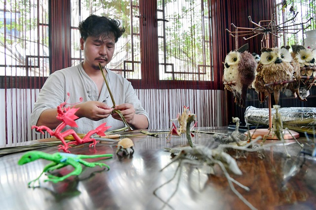 16h 非物质文化遗产代表性传承人正在集市现场展示流湖棕编技艺。人民网记者 时雨摄.jpg